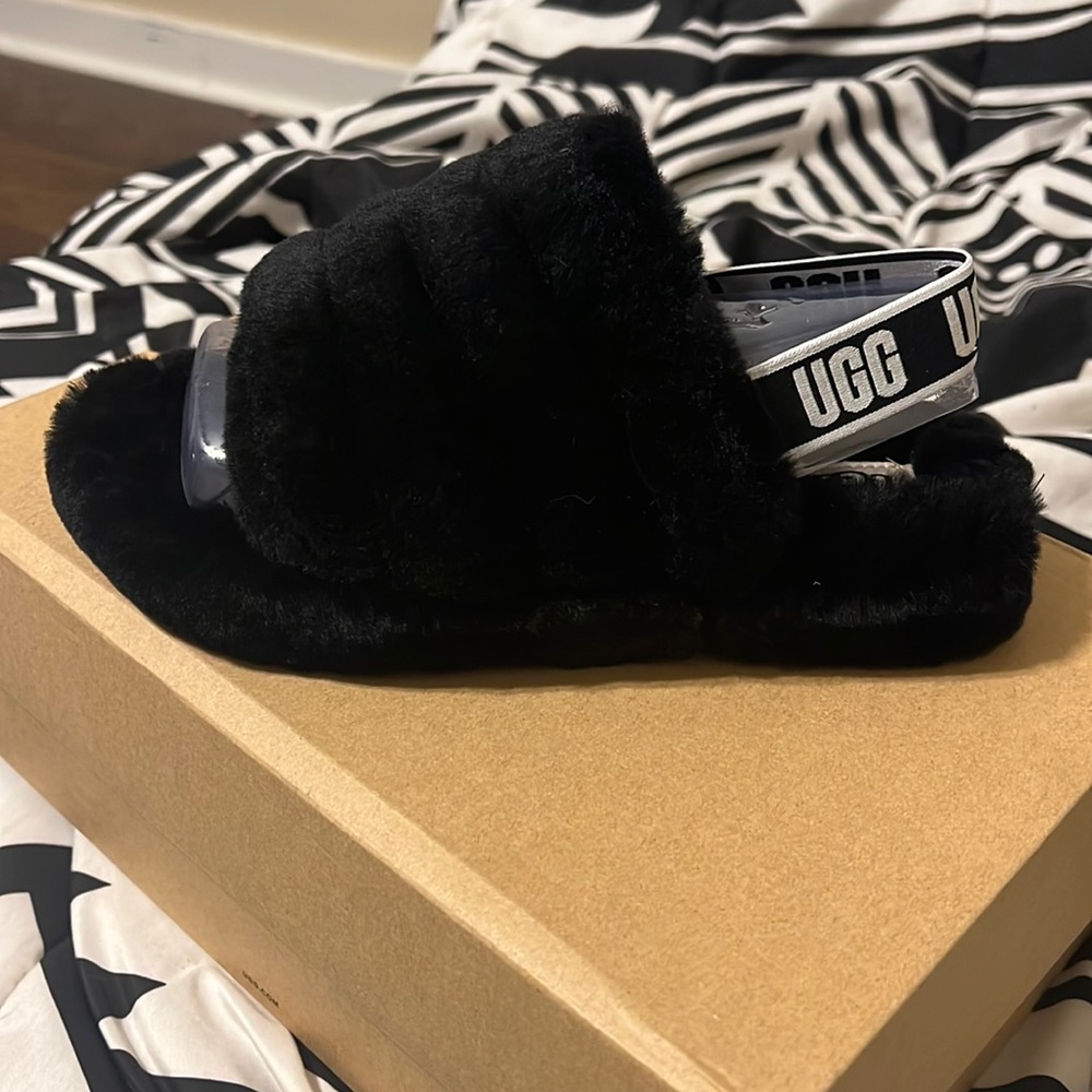 Black ugg slippers size 4